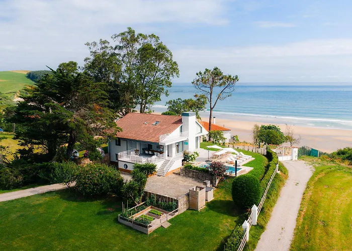 Wishome-Villa en Oyambre playa, piscina privada climatizada, Comillas